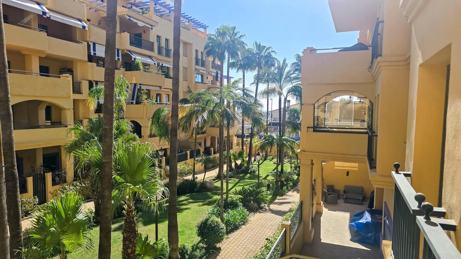 3 bedroom Apartment for sale in San Pedro de Alcantara with garage - € 685,000 (Ref: 9815760)