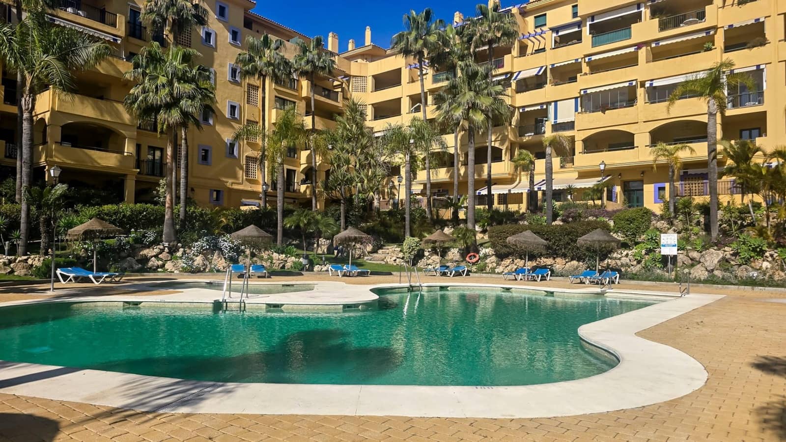 3 bedroom Apartment for sale in San Pedro de Alcantara with garage - € 685,000 (Ref: 9815760)