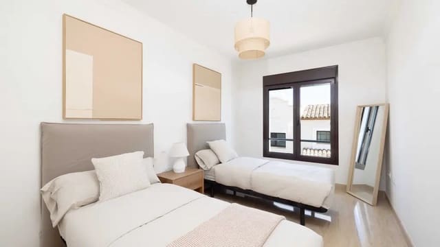 3 makuuhuone Omakotitalo myytävänä paikassa Estepona mukana uima-altaan 
autotalli - 556 225 € (Ref: 9815764)