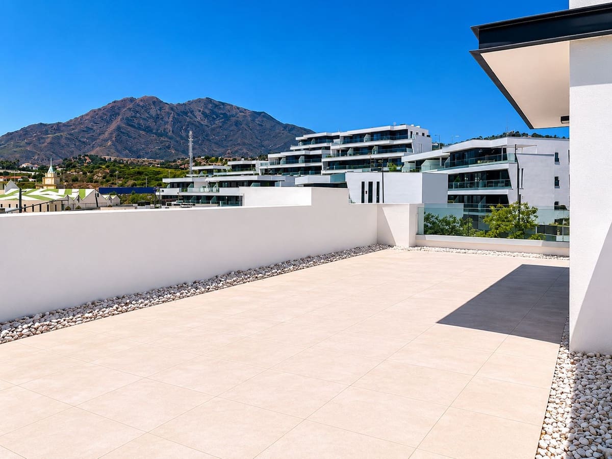 2 soveværelse Penthouse til salg i Estepona med swimmingpool garage - € 575.000 (Ref: 9973001)