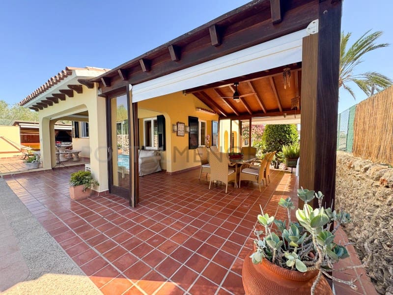 4 quarto Moradia para venda em Es Castell com piscina garagem - 890 000 € (Ref: 10119716)