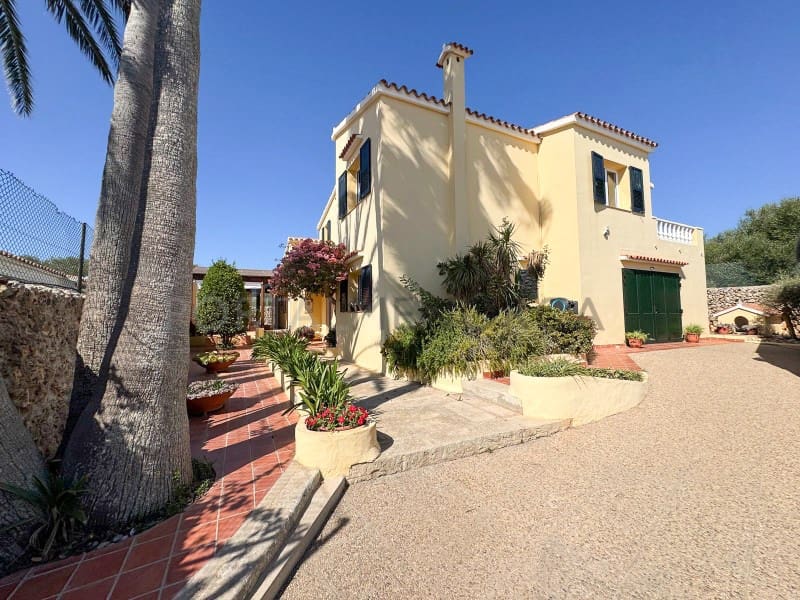4 quarto Moradia para venda em Es Castell com piscina garagem - 890 000 € (Ref: 10119716)