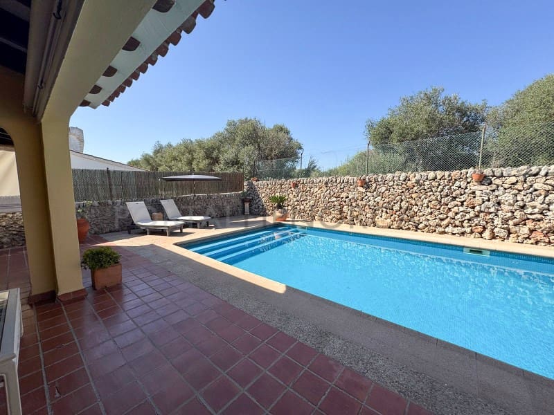 4 quarto Moradia para venda em Es Castell com piscina garagem - 890 000 € (Ref: 10119716)