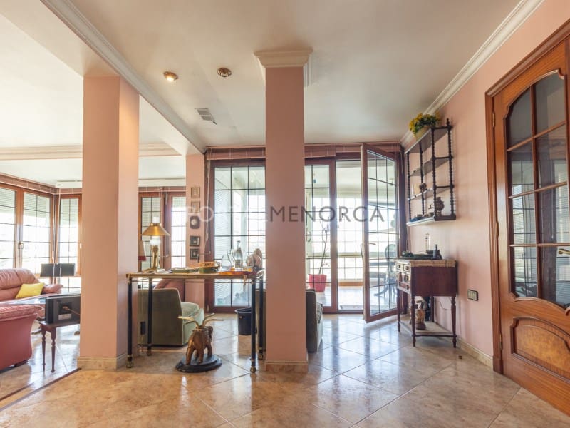 6 sypialnia Willa na sprzedaż w Es Castell z basenem garażem - 1 320 000 € (Ref: 9402033)