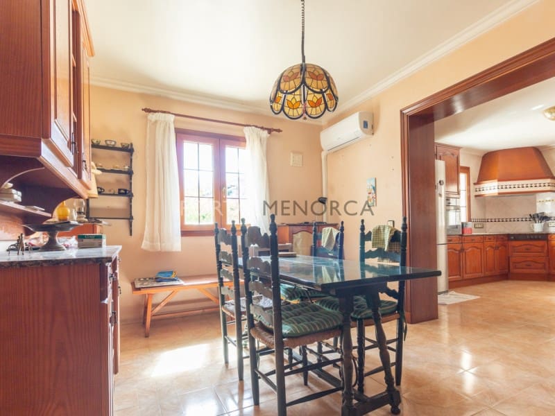 6 sypialnia Willa na sprzedaż w Es Castell z basenem garażem - 1 320 000 € (Ref: 9402033)