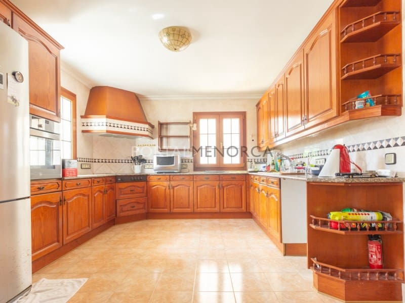 6 sypialnia Willa na sprzedaż w Es Castell z basenem garażem - 1 320 000 € (Ref: 9402033)