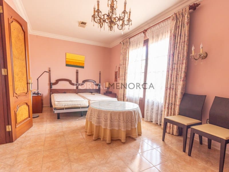 6 sypialnia Willa na sprzedaż w Es Castell z basenem garażem - 1 320 000 € (Ref: 9402033)