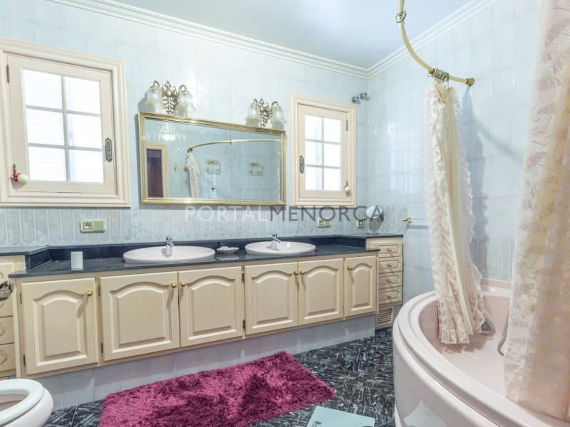 6 sypialnia Willa na sprzedaż w Es Castell z basenem garażem - 1 320 000 € (Ref: 9402033)