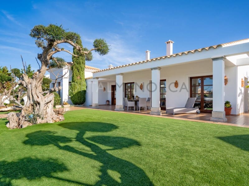 4 bedroom Villa for sale in Cala Blanca with garage - € 1,750,000 (Ref: 9402071)