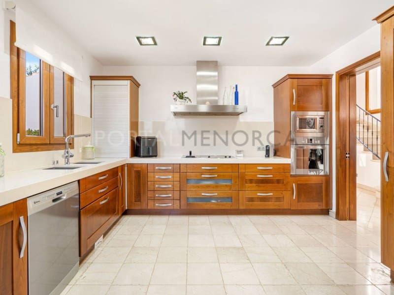 4 bedroom Villa for sale in Cala Blanca with garage - € 1,750,000 (Ref: 9402071)