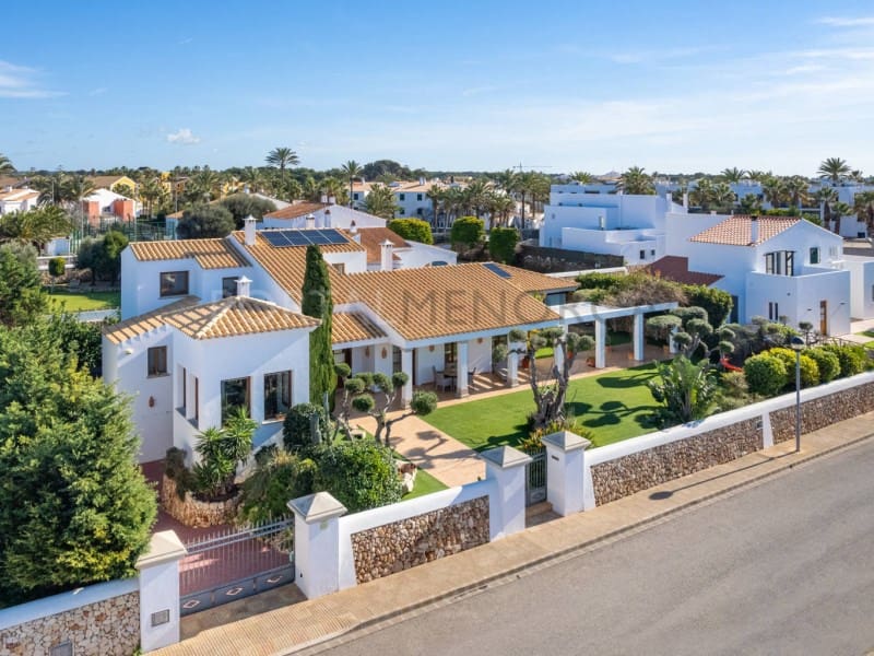 4 bedroom Villa for sale in Cala Blanca with garage - € 1,750,000 (Ref: 9402071)