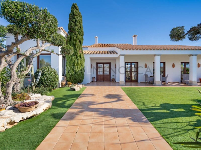 4 bedroom Villa for sale in Cala Blanca with garage - € 1,750,000 (Ref: 9402071)