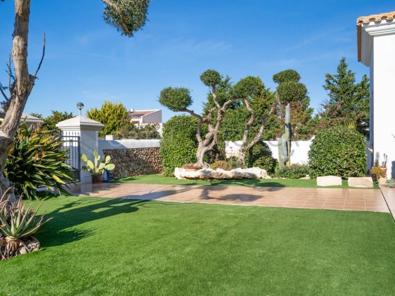 4 bedroom Villa for sale in Cala Blanca with garage - € 1,750,000 (Ref: 9402071)