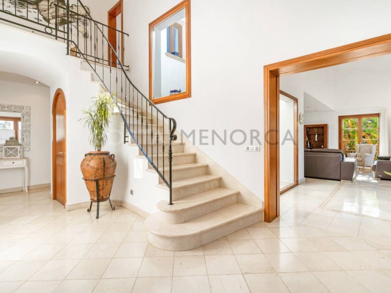4 bedroom Villa for sale in Cala Blanca with garage - € 1,750,000 (Ref: 9402071)