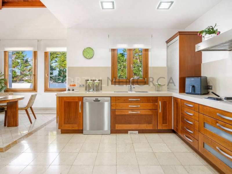 4 bedroom Villa for sale in Cala Blanca with garage - € 1,750,000 (Ref: 9402071)