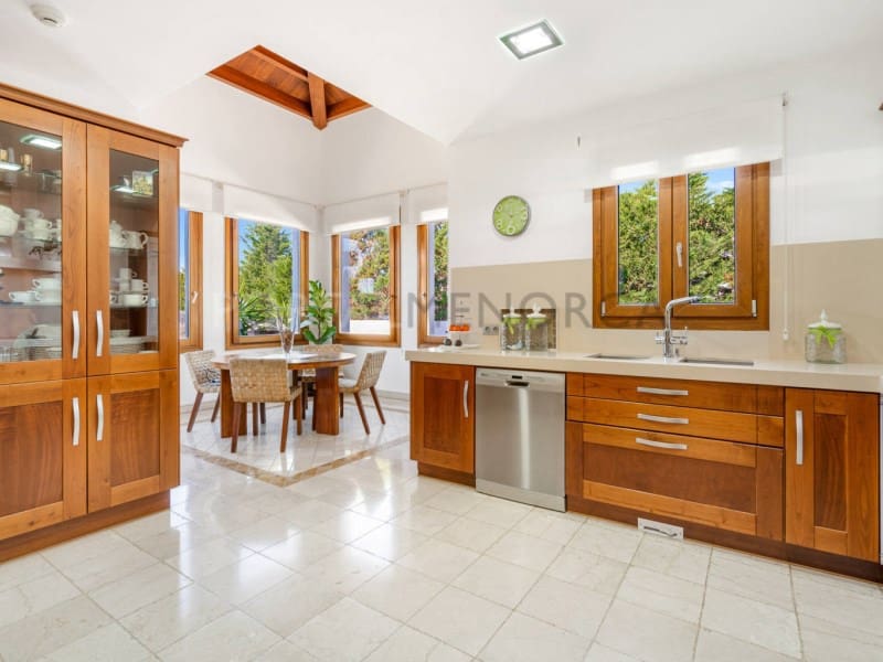 4 bedroom Villa for sale in Cala Blanca with garage - € 1,750,000 (Ref: 9402071)