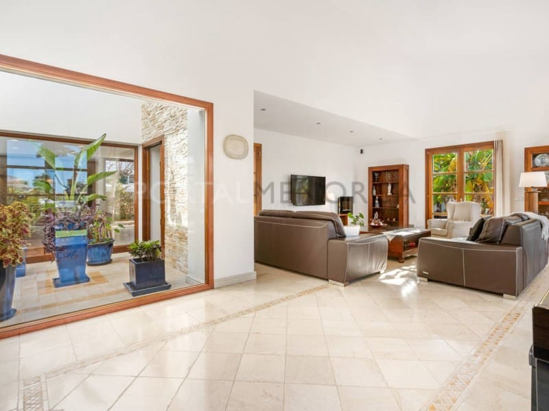 4 bedroom Villa for sale in Cala Blanca with garage - € 1,750,000 (Ref: 9402071)
