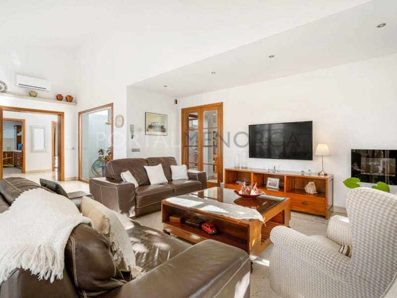 4 bedroom Villa for sale in Cala Blanca with garage - € 1,750,000 (Ref: 9402071)