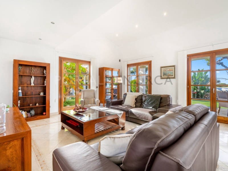 4 bedroom Villa for sale in Cala Blanca with garage - € 1,750,000 (Ref: 9402071)