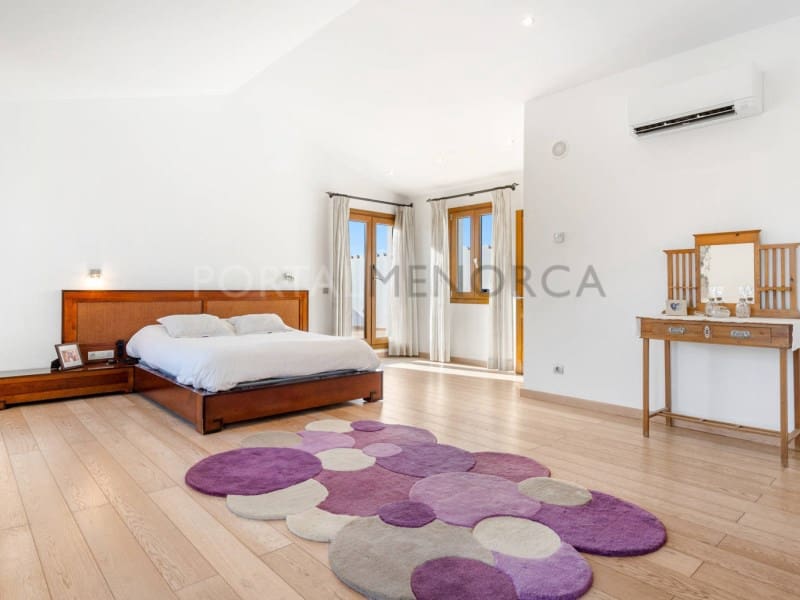 4 bedroom Villa for sale in Cala Blanca with garage - € 1,750,000 (Ref: 9402071)