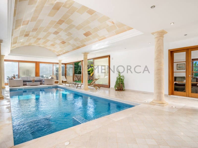 4 bedroom Villa for sale in Cala Blanca with garage - € 1,750,000 (Ref: 9402071)