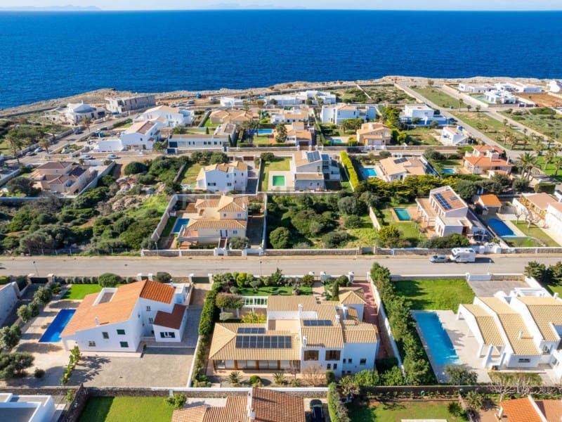 4 bedroom Villa for sale in Cala Blanca with garage - € 1,750,000 (Ref: 9402071)