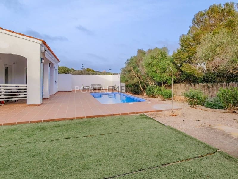 4 makuuhuone Huvila myytävänä paikassa San Luis / Sant Lluis mukana uima-altaan 
autotalli - 950 000 € (Ref: 9402083)