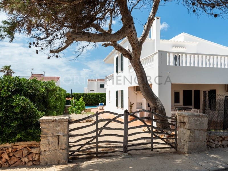 4 bedroom Villa for sale in Cala Blanca with pool - € 1,260,000 (Ref: 9500479)