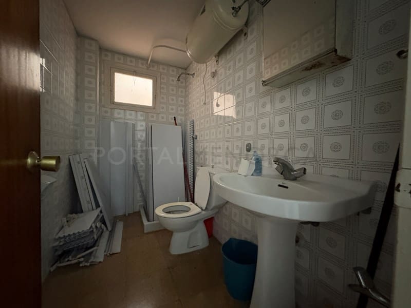 Kaupallinen myytävänä paikassa Mahon / Mao - 165 000 € (Ref: 9631573)