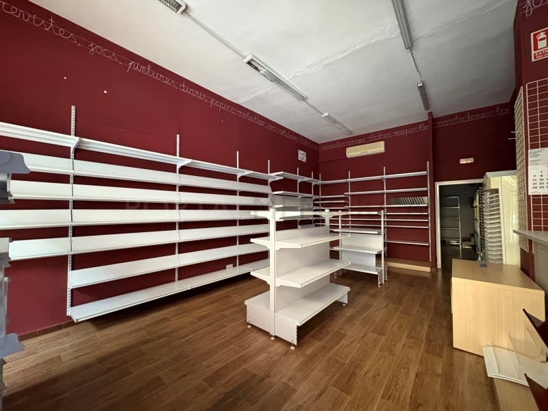 Kaupallinen myytävänä paikassa Mahon / Mao - 165 000 € (Ref: 9631573)