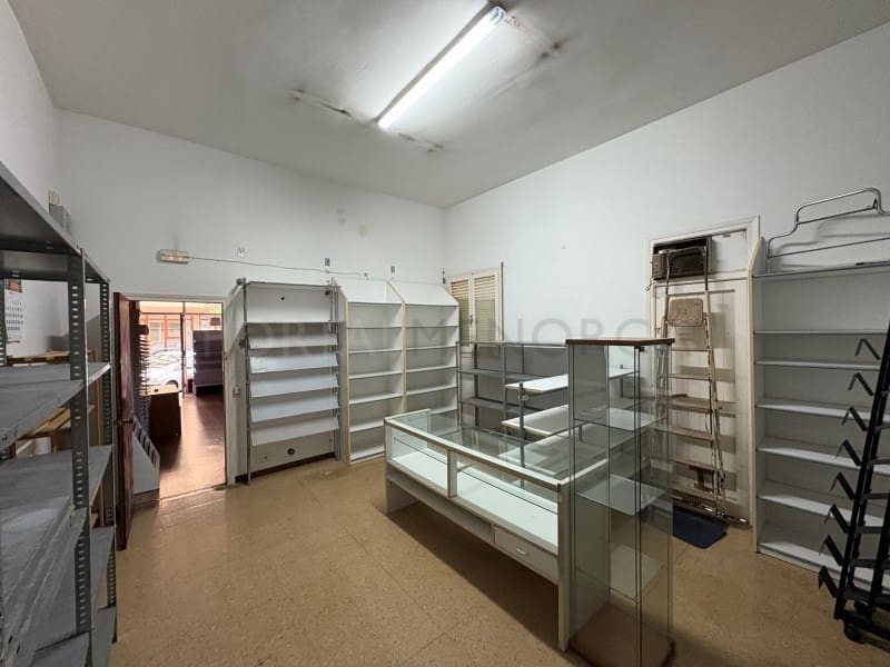 Kaupallinen myytävänä paikassa Mahon / Mao - 165 000 € (Ref: 9631573)