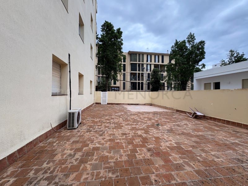 Kaupallinen myytävänä paikassa Mahon / Mao - 165 000 € (Ref: 9631573)