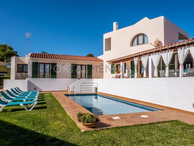 4 sovrum Villa till salu i Cala Blanca med pool garage - 1 330 000 € (Ref: 9631608)