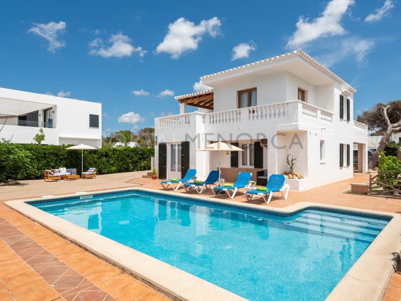 4 sovrum Villa till salu i Cala Blanca med pool - 1 260 000 € (Ref: 9631734)