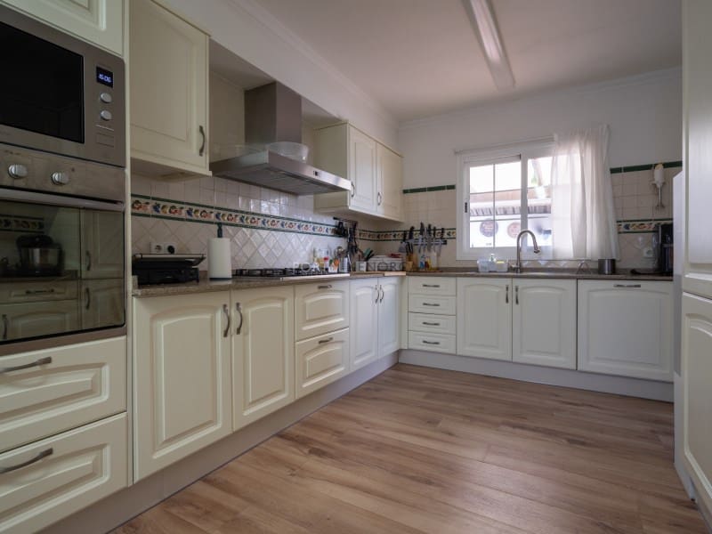 5 slaapkamer Villa te koop in Es Castell met zwembad garage - € 745.000 (Ref: 9639407)