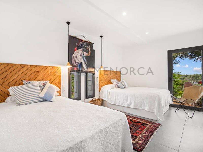 5 bedroom Villa for sale in Cala Blanca with garage - € 2,500,000 (Ref: 9930538)