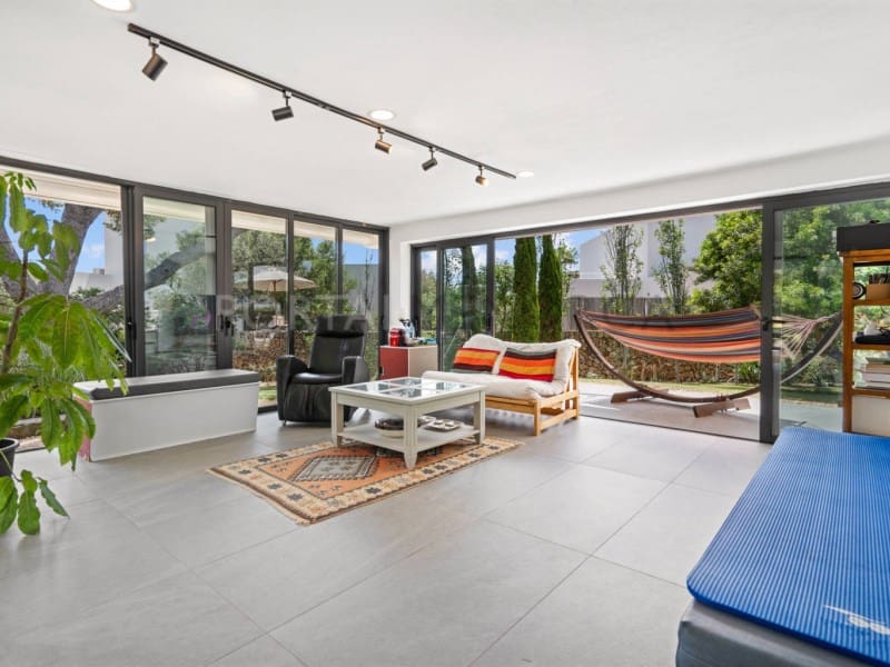 5 bedroom Villa for sale in Cala Blanca with garage - € 2,500,000 (Ref: 9930538)