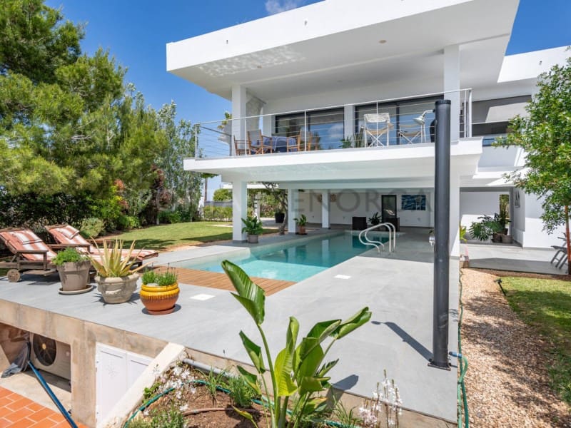 5 bedroom Villa for sale in Cala Blanca with garage - € 2,500,000 (Ref: 9930538)