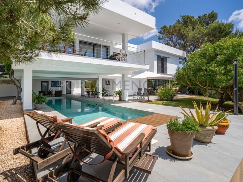 5 bedroom Villa for sale in Cala Blanca with garage - € 2,500,000 (Ref: 9930538)