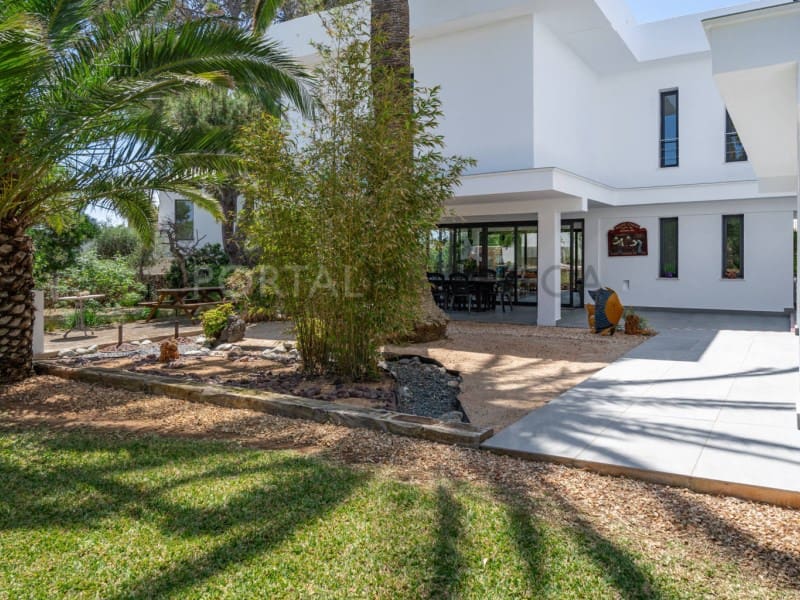 5 bedroom Villa for sale in Cala Blanca with garage - € 2,500,000 (Ref: 9930538)