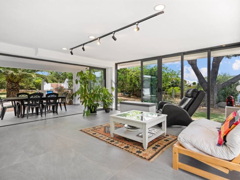 5 bedroom Villa for sale in Cala Blanca with garage - € 2,500,000 (Ref: 9930538)