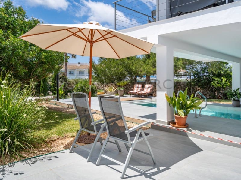 5 bedroom Villa for sale in Cala Blanca with garage - € 2,500,000 (Ref: 9930538)