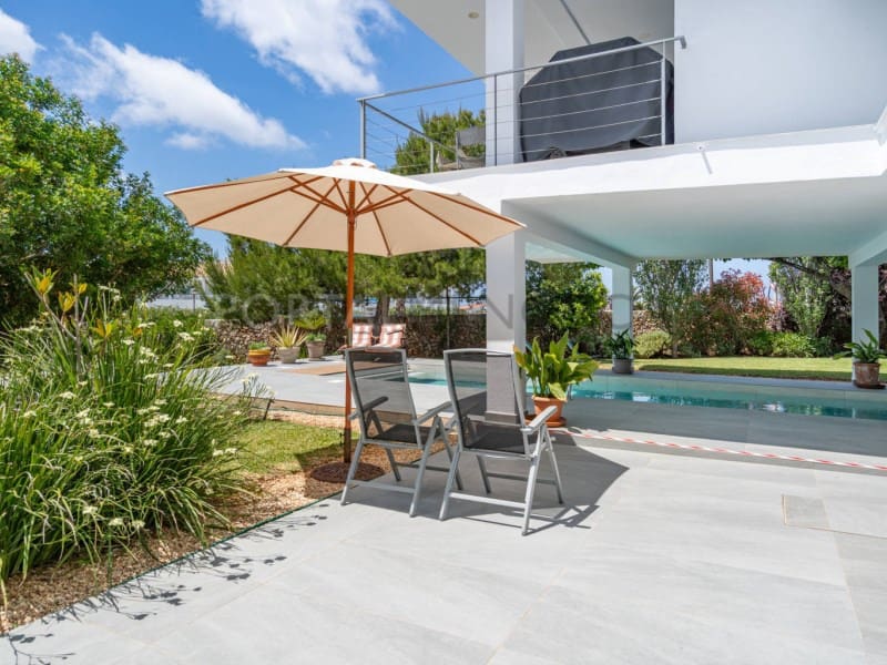 5 bedroom Villa for sale in Cala Blanca with garage - € 2,500,000 (Ref: 9930538)
