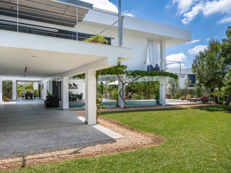 5 bedroom Villa for sale in Cala Blanca with garage - € 2,500,000 (Ref: 9930538)