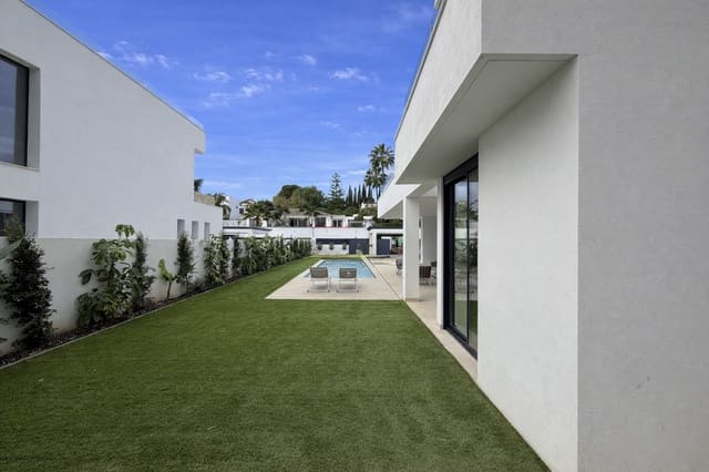 6 bedroom Villa for sale in Nueva Atalaya, Estepona with pool garage - € 1,950,000 (Ref: 10030763)