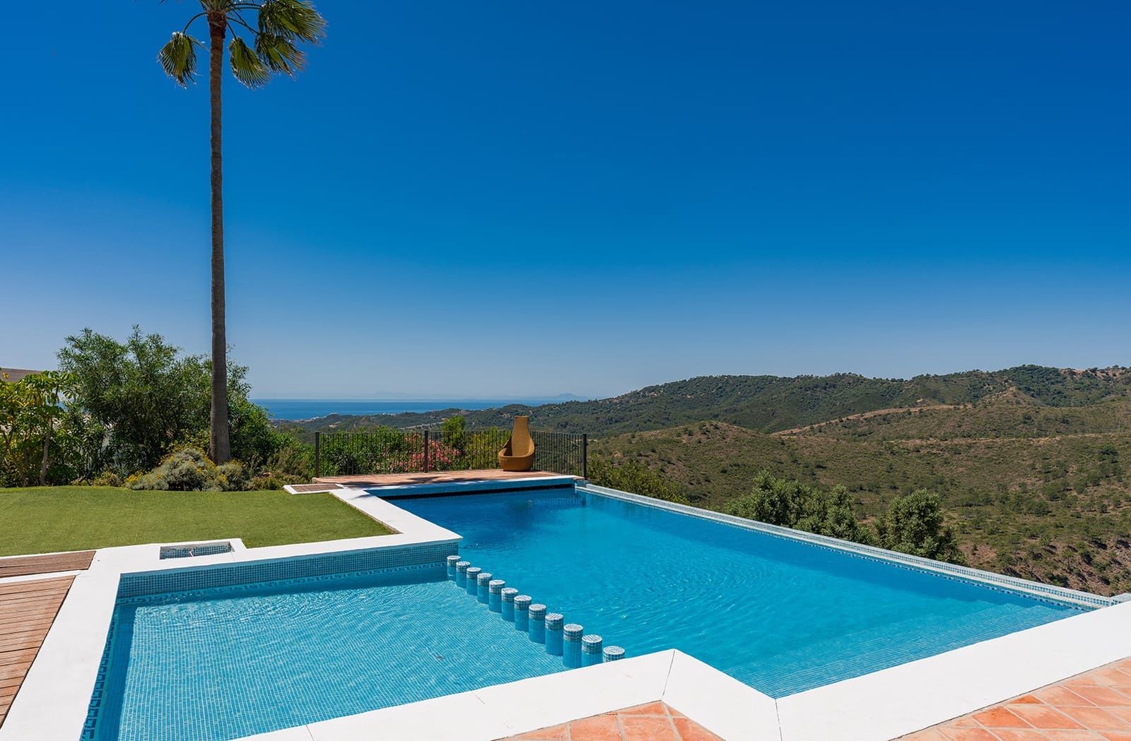 5 bedroom Villa for sale in Benahavis with pool garage - € 1,795,000 (Ref: 10098813)
