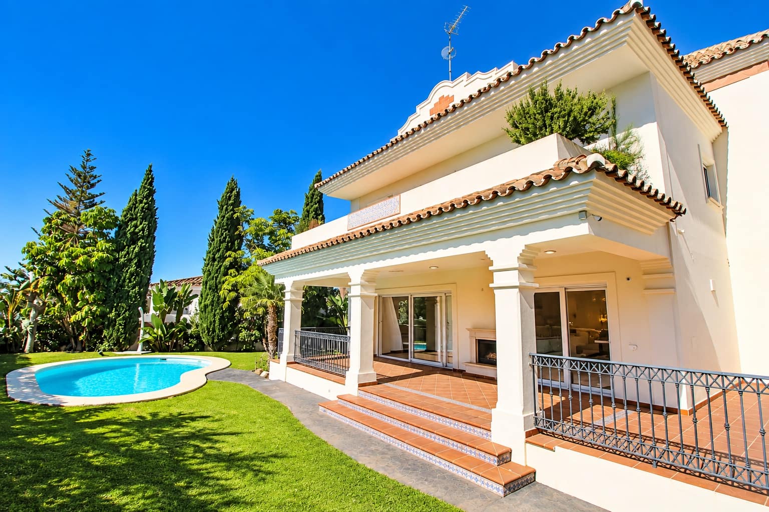 Chalet de 4 habitaciones en Guadalmina en venta con piscina garaje - 1.900.000 € (Ref: 10113269)