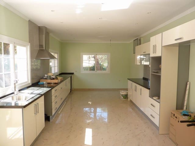 4 soveværelse Villa til salg i Marbella med swimmingpool garage - € 1.400.000 (Ref: 6015220)