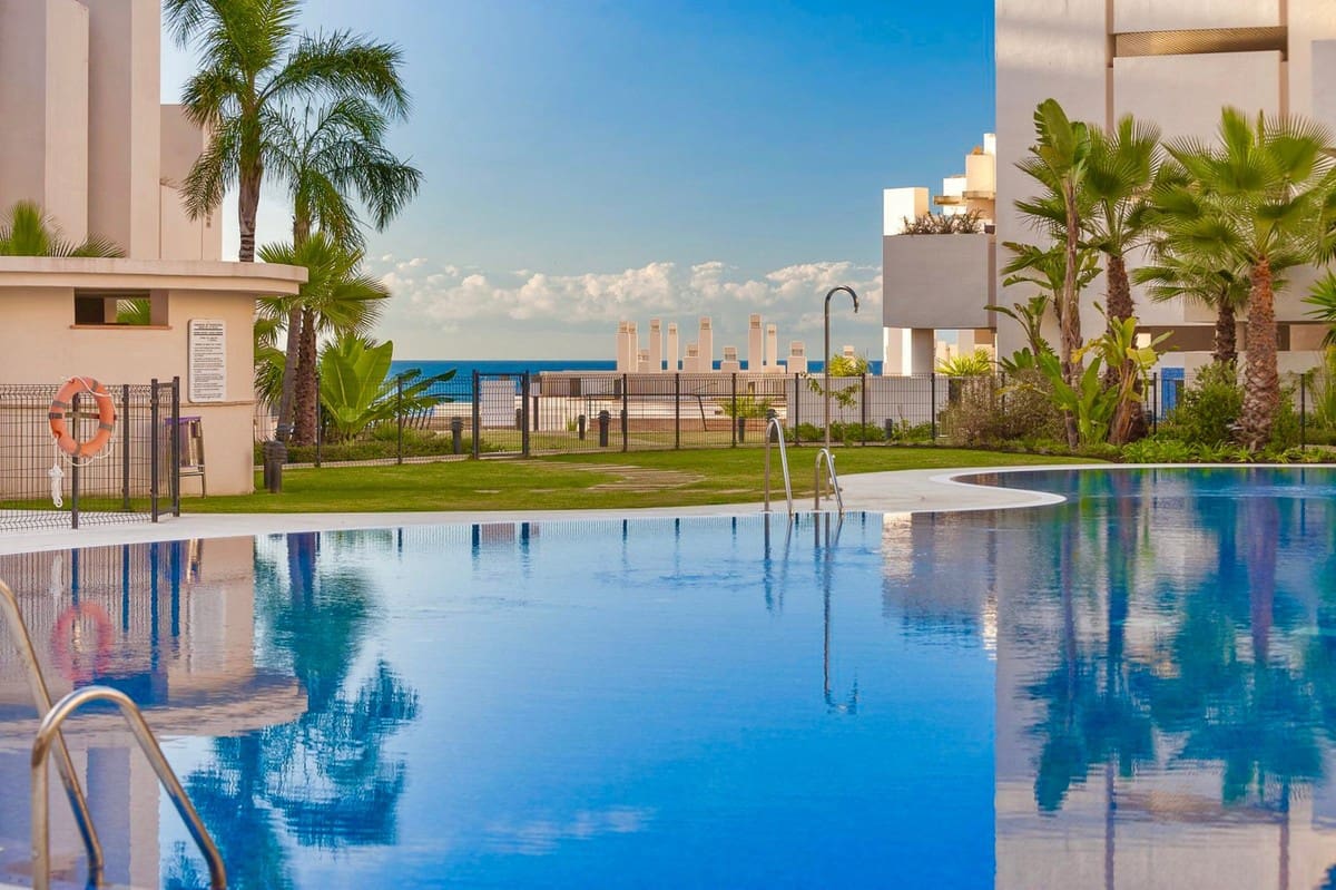 3 bedroom Beach Apartment for sale in New Golden Mile with pool garage - € 850,000 (Ref: 6015319)