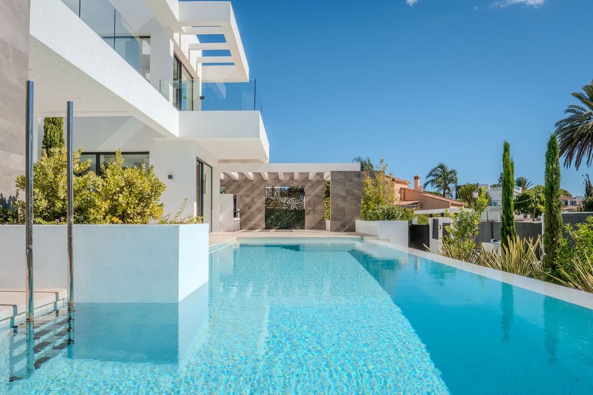 5 bedroom Villa for sale in Marbesa with pool garage - € 3,295,000 (Ref: 6015406)